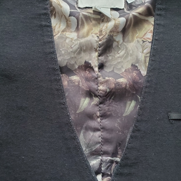 💥3 for $15💥 H&M Conscious Collection Black with floral lining vest 40r - Picture 3 of 9